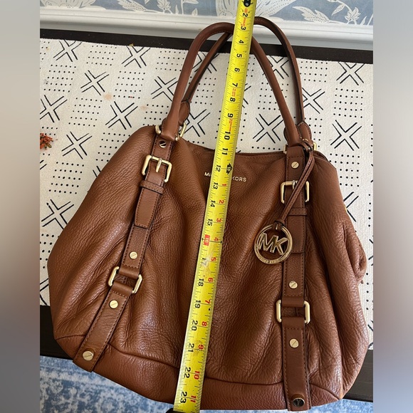 Gorgeous MK brown pebbled leather shoulder bag with gold accents - Picture 6 of 12